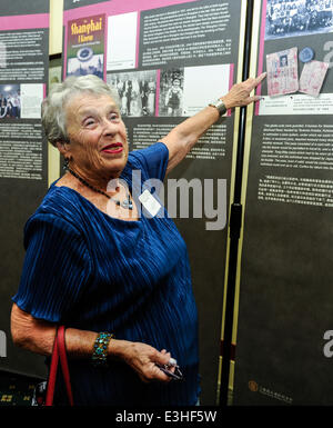 (140624)--WASHINGTON, 24. Juni 2014 (Xinhua)--ehemalige jüdische Bewohner von Shanghai Evelyn Rubin teilt ihre Erfahrungen mit den Besuchern die Geschichte der jüdischen Flüchtlinge in Shanghai Exhibition auf dem Capitol Hill in Washington, D.C., Hauptstadt der Vereinigten Staaten, 23. Juni 2014. Eine Ausstellung über jüdische Flüchtlinge startete hier Montag, unter Hinweis auf eine Zeit, als Shanghai war ein sicherer Hafen für ca. 18.000 Juden vor der nationalsozialistischen Verfolgung. Die Ausstellung "Jüdische Flüchtlinge und Shanghai", erzählt die Geschichten von den Schwierigkeiten der jüdischen Flüchtlinge auf ihrem Weg von und nach Shanghai in den 1930er Jahren und der 40er Jahre, als w Stockfoto