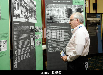 (140624)--WASHINGTON, 24. Juni 2014 (Xinhua)--Steven Adleberg, Mitglied der Jewish Community Relations Council, besucht die Geschichte der jüdischen Flüchtlinge in Shanghai Exhibition auf dem Capitol Hill in Washington, D.C., Hauptstadt der Vereinigten Staaten, 23. Juni 2014. Eine Ausstellung über jüdische Flüchtlinge startete hier Montag, unter Hinweis auf eine Zeit, als Shanghai war ein sicherer Hafen für ca. 18.000 Juden vor der nationalsozialistischen Verfolgung. Die Ausstellung "Jüdische Flüchtlinge und Shanghai", erzählt die Geschichten von den Schwierigkeiten der jüdischen Flüchtlinge auf ihrem Weg von und nach Shanghai in den 1930er und 40er Jahren sowie ihre adap Stockfoto