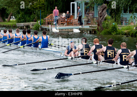 Cambridge kann Unebenheiten, eine St. Edmund es College Männer acht etwa, ein Christ College Boot stoßen. Stockfoto