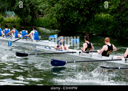 Cambridge kann Unebenheiten, eine St. Edmund es College Männer acht etwa, ein Christ College Boot stoßen. Stockfoto