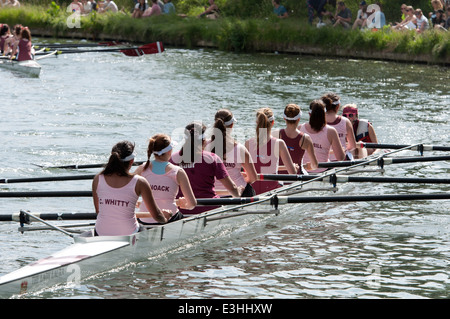 Cambridge kann Unebenheiten, St. Catherines College Damen acht Rudern an den Start eines Rennens. Stockfoto