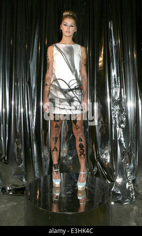 Alice + Olivia von Stacey Bendet & David Choe präsentieren eine Nacht der Mode und Kunst statt bei 450 West 14th Street - innen Featuring: Modell wo: New York City, New York, USA bei: 20. November 2013 Stockfoto