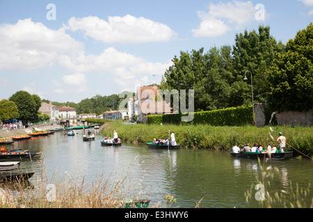 "Pinienprozessionsspinner" Touristen Segeln am Fluss Sèvre Niortaise (Frankreich). Touristes "Processionnaires" Sur la Sèvre Niortaise. Stockfoto