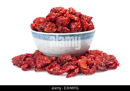 Getrocknete Tomaten in einer Tasse isoliert auf weißem Hintergrund. Stockfoto