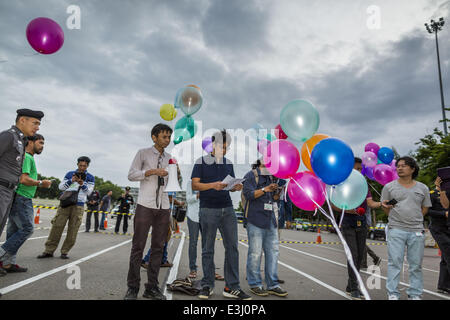 Bangkok, Thailand. 24. Juni 2014. Mitglieder der '' Monsun Poets Society'' lesen ihre Gedichte vor dem Anantasamakom Kaisersaal Dienstag während einer Veranstaltung zu Ehren der Volkspartei, eine Siam (Thai) Gruppe von militärischen und zivilen Beamten (wurde eine politische Partei), die inszeniert eines unblutigen Putsches gegen König Prajadhipok (Rama VII) und Thailand (dann Siam) von einer absoluten Monarchie zu einer konstitutionellen Monarchie am 24. Juni 1932 geändert. Seit dem Putsch gegen die zivile Regierung am 22. Mai hat die regierende Junta politische Versammlungen nicht erlaubt. © ZUMA Press, Inc./Alamy Live neu Stockfoto