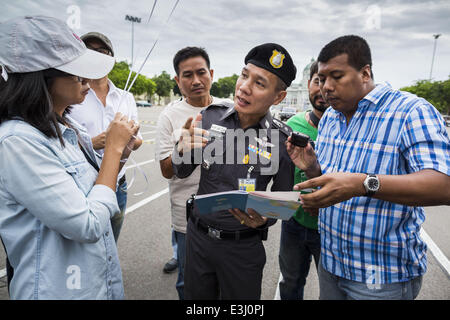 Bangkok, Thailand. 24. Juni 2014. Ein Thai Polizist (Mitte) spricht ein Dichter (links) während einer Zivil Offizier (rechts) Fotos ihr Gedicht nachdem sie bei einem Treffen der Monsun Poets Society in Bangkok vorgelesen. Bildnachweis: ZUMA Press, Inc./Alamy Live-Nachrichten Stockfoto