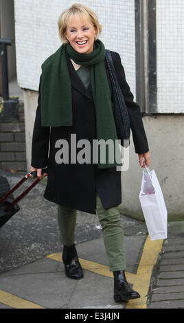 Prominente außerhalb der ITV Studios mit: Sally Dynevor wo: London, Vereinigtes Königreich bei: 26. November 2013 Stockfoto