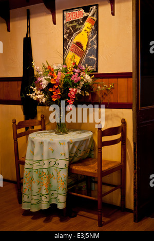 Großes Gesteck auf Tisch im französischen Bistro / bar. Stockfoto