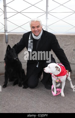 ESB Vertrauen Host Schauspieler, Autor, Broadway Star, John O'Hurley, zu Ehren der NBC National Hund zeigen mit: John O'Hurley und mans beste Freunde wo: NYC, New York, Vereinigte Staaten von Amerika bei: 26. November 2013 Stockfoto