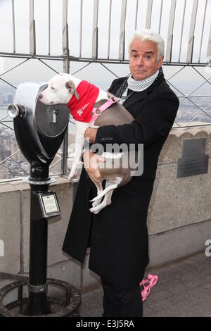 ESB Vertrauen Host Schauspieler, Autor, Broadway Star, John O'Hurley, zu Ehren der NBC National Hund zeigen mit: John O'Hurley und mans besten Freund wo: NYC, New York, Vereinigte Staaten von Amerika bei: 26. November 2013 Stockfoto