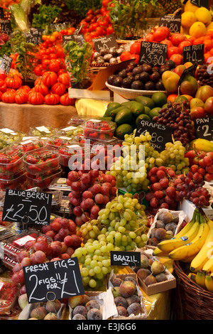 Rote und grüne Trauben und andere Früchte am Marktstand. Stockfoto