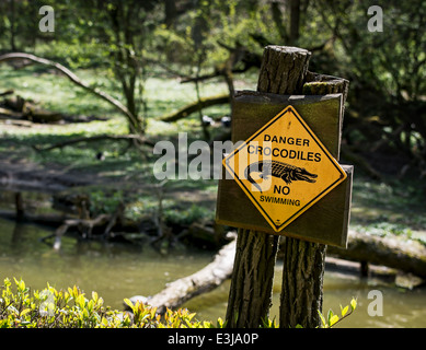 Gefahr Krokodile, kein Schwimmen - Warnzeichen. Stockfoto