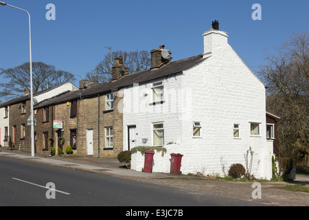 Terrassenförmig angelegten Bungalows auf High Street, Belmont, Lancashire. Das Dorf hat eine Bevölkerung von rund 525 Menschen. Stockfoto