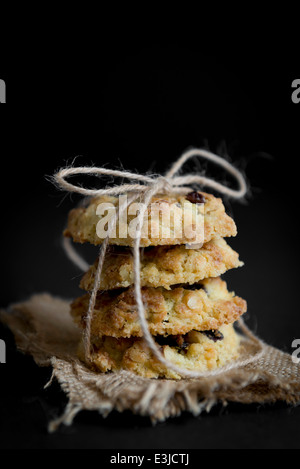 Sultana und Hafer Cookies, frisch zubereitet und mit einer Schnur gebunden. Stockfoto