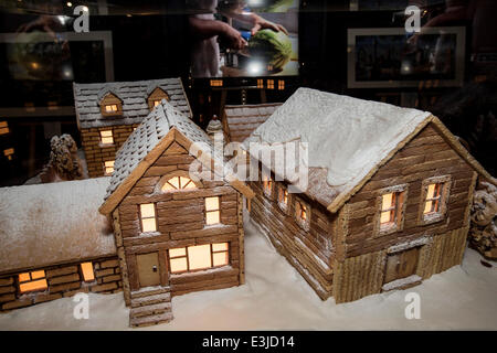 Künstler, Carl Warner, mit seinen festlichen Dorf-Szene von 2000 Cookies gemacht. Das Stück ging auf dem Display auf "Ripley es Believe It Or Not" umgeben von Fotografien seiner früheren Werke.  Mitwirkende: Wo sehen: London, Vereinigtes Königreich bei: 30. November 2013 Stockfoto