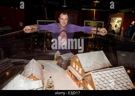 Künstler, Carl Warner, mit seinen festlichen Dorf-Szene von 2000 Cookies gemacht. Das Stück ging auf dem Display auf "Ripley es Believe It Or Not" umgeben von Fotografien seiner früheren Werke.  Mitwirkende: Ansicht, Carl Warner wo: London, Vereinigtes Königreich bei: 30 2 Nov. Stockfoto