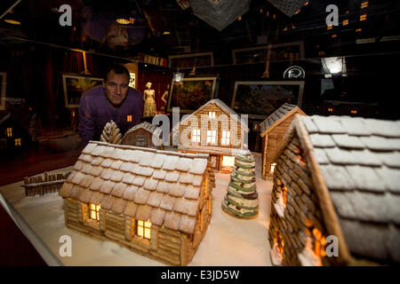 Künstler, Carl Warner, mit seinen festlichen Dorf-Szene von 2000 Cookies gemacht. Das Stück ging auf dem Display auf "Ripley es Believe It Or Not" umgeben von Fotografien seiner früheren Werke.  Mitwirkende: Wo sehen: London, Vereinigtes Königreich bei: 30. November 2013 Stockfoto