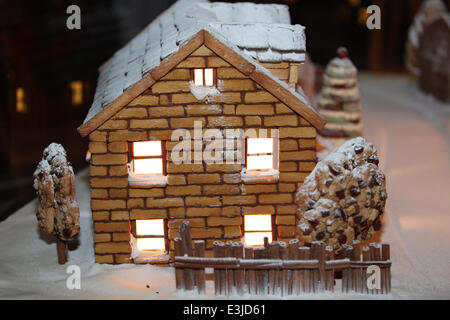 Künstler, Carl Warner, mit seinen festlichen Dorf-Szene von 2000 Cookies gemacht. Das Stück ging auf dem Display auf "Ripley es Believe It Or Not" umgeben von Fotografien seiner früheren Werke.  Mitwirkende: Wo sehen: London, Vereinigtes Königreich bei: 30. November 2013 Stockfoto