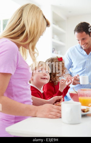 Familie frühstücken In der Küche vor der Schule Stockfoto