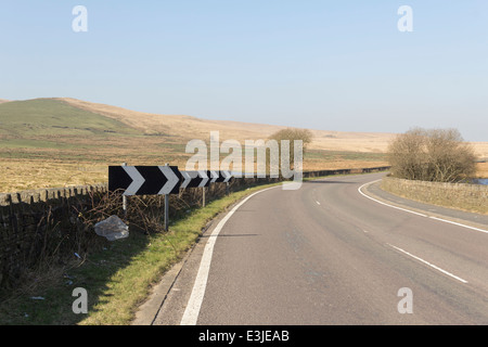 Freifläche Markierungen und Rechte Hand biegen Richtungspfeile auf der A675 Belmont Road, Belmont, Lancashire. Stockfoto