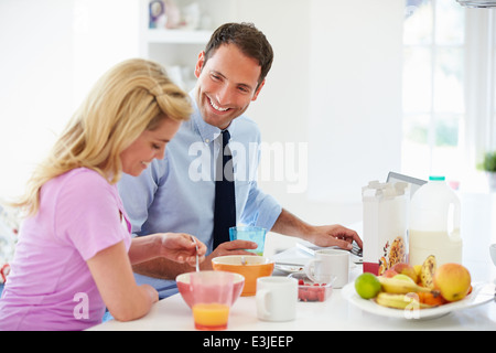 Paar beim Frühstück bevor Mann zur Arbeit geht Stockfoto