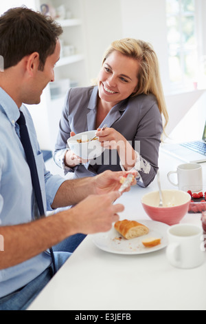 Paar beim Frühstück zusammen vor der Abreise nach Arbeit Stockfoto