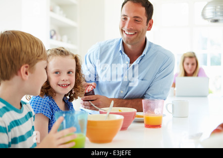 Familie frühstücken In der Küche zusammen Stockfoto