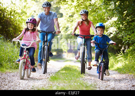 Familie auf Radtour in der Landschaft Stockfoto