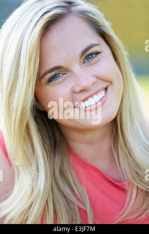 Outdoor Portrait Frau In Landschaft Stockfoto