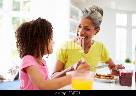 Großmutter und Enkelin zusammen frühstücken Stockfoto