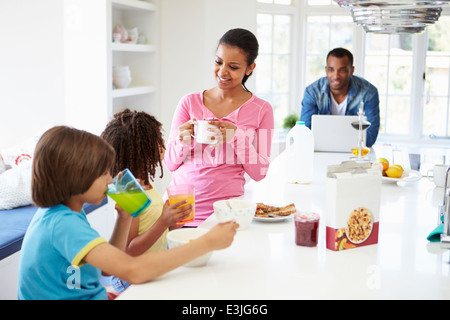 Familie frühstücken In der Küche zusammen Stockfoto