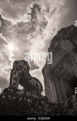 Sonne über dem Tempel Pre Rup in der Nähe von Siem Reap Stockfoto