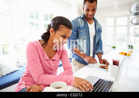 Paar frühstücken und mit Laptop In der Küche Stockfoto