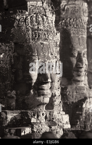 Lachende Gesichter der Tempel Bayon in der antiken Stadt in der Nähe von modernen Siem Reap Angkor Riese Stockfoto