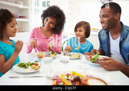 Afroamerikanische Familie Mahlzeit zu Hause zusammen Stockfoto