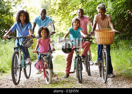 Multi Generation afroamerikanische Familie auf Radtour Stockfoto