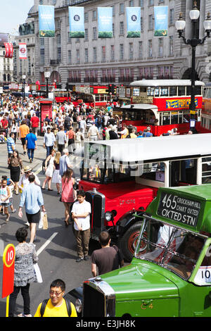 Regent Street, London, UK, 22. Juni 2014. 2014 ist das Jahr des Busses: um dies zu feiern, wurde Regent Street autofrei und gehostete ikonischen Busse in London von 1829 bis heutigen Tag verwendet.  Blick hinunter Regent Street, kommen Massen von Menschen um die klassischen Londoner Busse. Bus-Festival. London-Tourismus. Bildnachweis: Alamy Live-Nachrichten Stockfoto