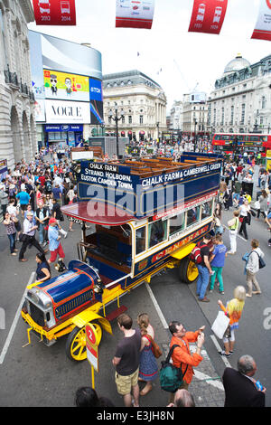 Regent Street, London, Großbritannien, 22.. Juni 2014. 2014 ist das Jahr des Busses: Um dies zu feiern, wurde die Regent Street verkehrsfrei und beherbergte ikonische Busse, die von 1829 bis heute in London eingesetzt wurden. Der Leyland X2 Motor Bus (1908 - c1914). Der erste Londoner Bus, der für den Einsatz in der Hauptstadt konzipiert wurde. 60 wurden gebaut. Vintage-Transport. Alter Bus London Stockfoto