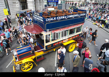 Regent Street, London, Großbritannien, 22.. Juni 2014. 2014 ist das Jahr des Busses: Um dies zu feiern, wurde die Regent Street verkehrsfrei und beherbergte ikonische Busse, die von 1829 bis heute in London eingesetzt wurden. Der Leyland X2 Motor Bus (1908 - c1914). Der erste Londoner Bus, der für den Einsatz in der Hauptstadt konzipiert wurde. 60 wurden gebaut. London Vintage Bus. Vintage-Transport. Stockfoto