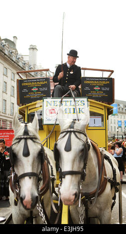 Regent Street, London, Großbritannien, 22. Juni 2014. 2014 ist das Jahr des Busses: Um dies zu feiern, wurde die Regent Street verkehrsfrei und beherbergte ikonische Busse, die von 1829 bis heute in London eingesetzt wurden. Pferdebus - im Einsatz 1829 - 1914 zu einem Zeitpunkt waren 4,000 Pferdebusse in London. Pferdebus. Pferdebus. Stockfoto