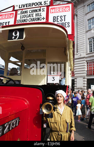 Regent Street, London, UK, 22. Juni 2014. 2014 ist das Jahr des Busses: um dies zu feiern, wurde Regent Street autofrei und gehostete ikonischen Busse in London von 1829 bis heutigen Tag verwendet.  Dieser Bus ist ein AEC-B-Typ-B2737 im Dienst 1914-1922. Londons erste erfolgreiche Messe produziert motor Bus. 1914 wurden viele für den Kriegseinsatz und transportierte Truppen an die Front. Bildnachweis: Tony Farrugia/Alamy Live-Nachrichten Stockfoto