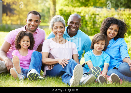 Multi Generation afroamerikanische Familie sitzen im Garten Stockfoto