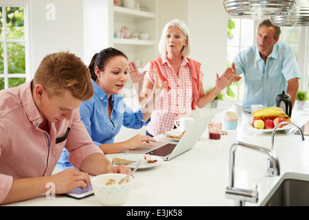 Familie mit erwachsenen Kindern mit Argument beim Frühstück Stockfoto