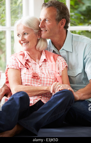Romantische applying paar Blick aus Fenster Stockfoto