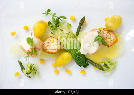 Krabben Sie-Kugeln, Fisch und Kartoffeln in ein feines Restaurant serviert. Stockfoto