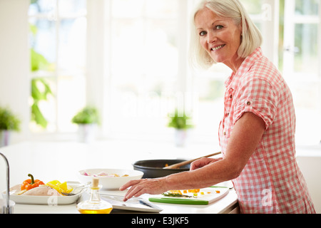 Applying Frau nach Rezept auf Digital-Tablette Stockfoto
