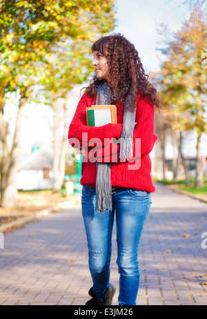 Outdoor im Park glücklich lächelnd Studentin Stockfoto