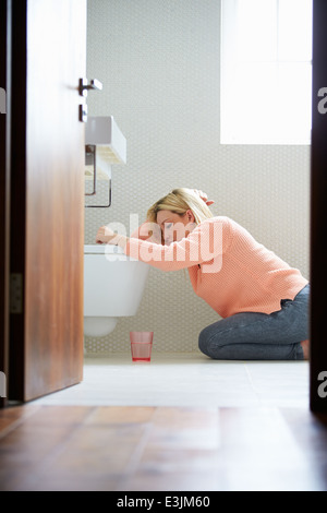 Teenager-Mädchen Unwohlsein im Badezimmer Stockfoto