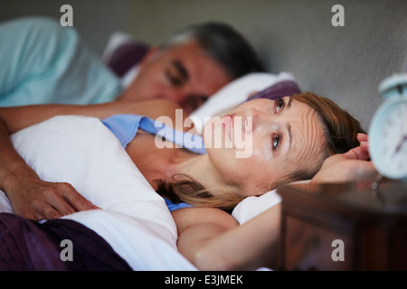 Paar im Bett mit Frau leiden unter Schlaflosigkeit Stockfoto