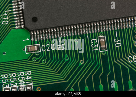 Makrofoto der Schaltkreise der PC-Hauptplatine und der Mikrochip-Edge-Steckverbinder. Verdrahtung im Computer, Nahaufnahme, Detail einer Leiterplatte. Stockfoto